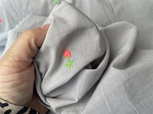 Fastvævet bomuld - grå med fin broderet neon blomst